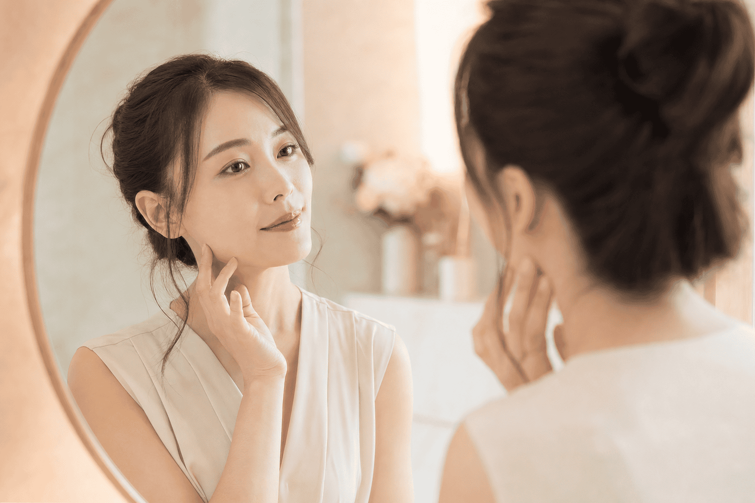 30歲女性照鏡子檢視臉部肌膚狀態