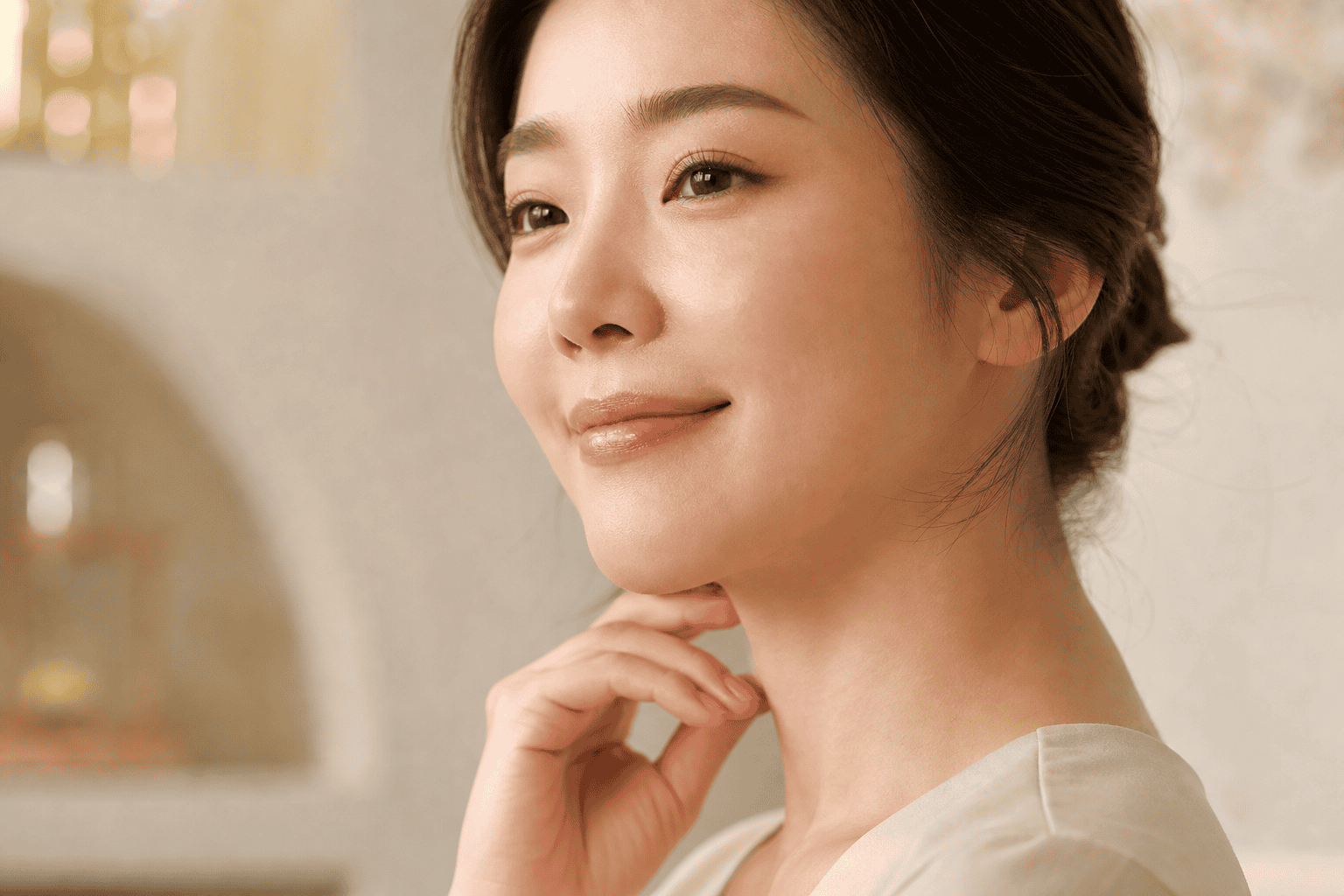 女性展現自然下臉部線條